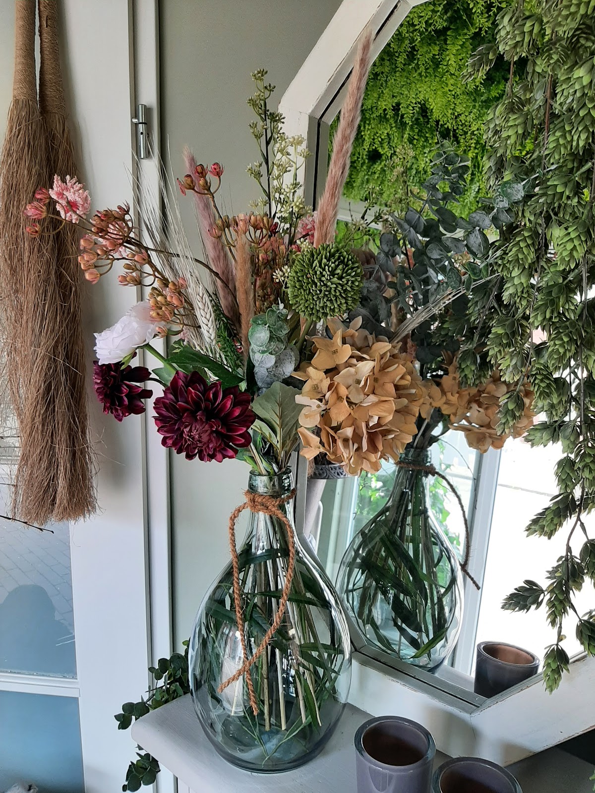 Boeket in glas: dahlia’s, hortensia, pampas en eucalyptus.